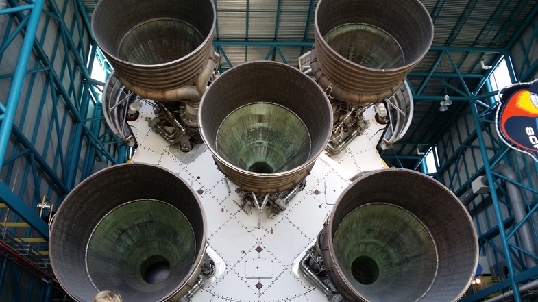 Die fünf F-1 Triebwerke der Saturn V