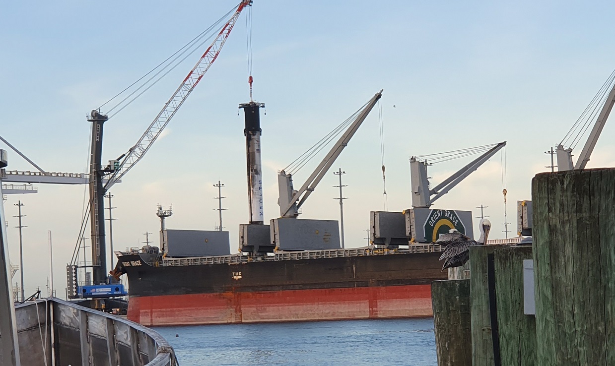 Am Kran: Eine Falcon 9 Raketenstufe im Hafen