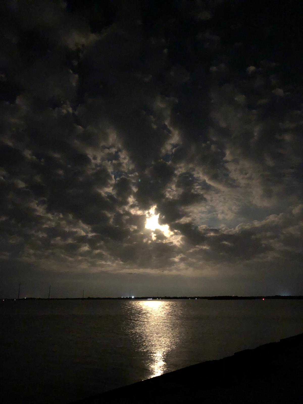 Hinter den Wolken verschwunden: Falcon 9 nach dem Start