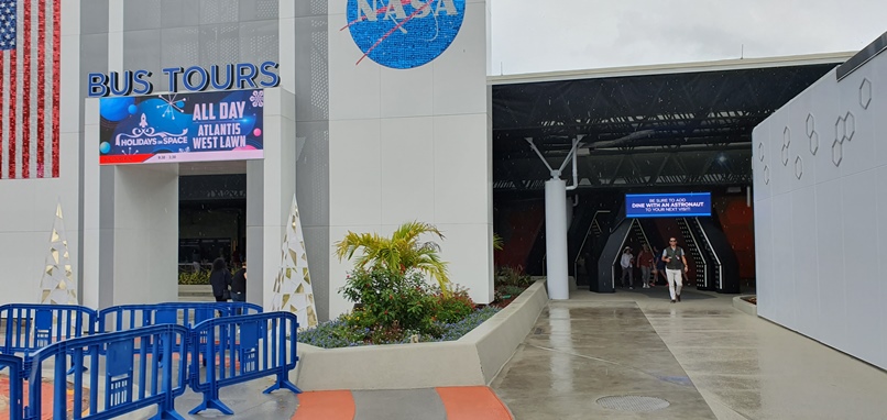 Rechts neben dem Eingang zu den Bustouren befindet sich "Dine with an Astronaut"
