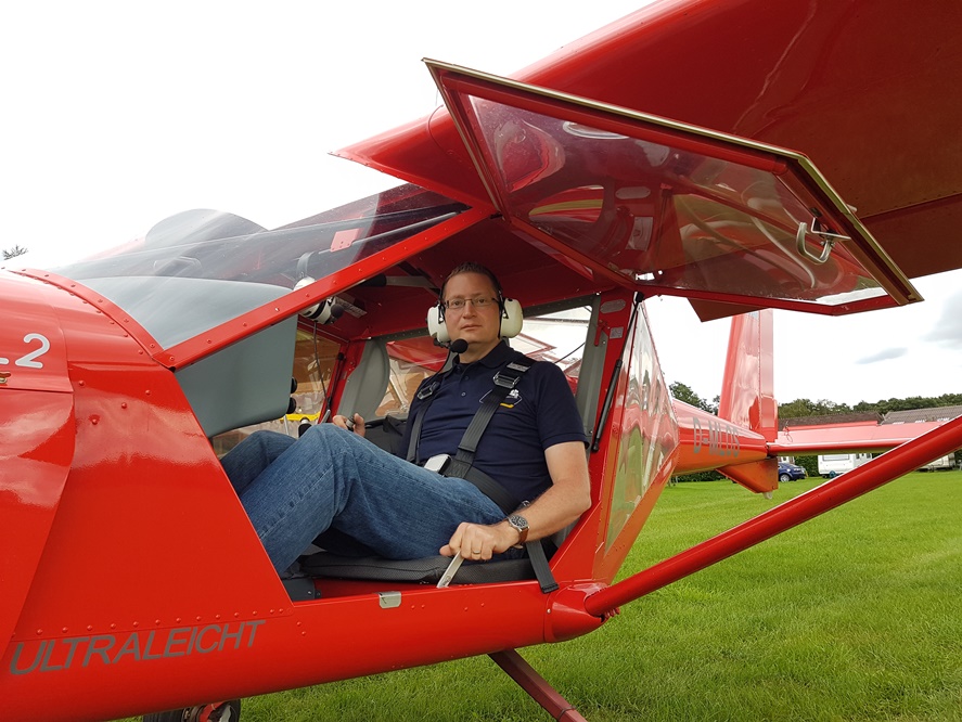 Oliver Hankofer in einem Ultraleichtflugzeug in Haren-Dankern